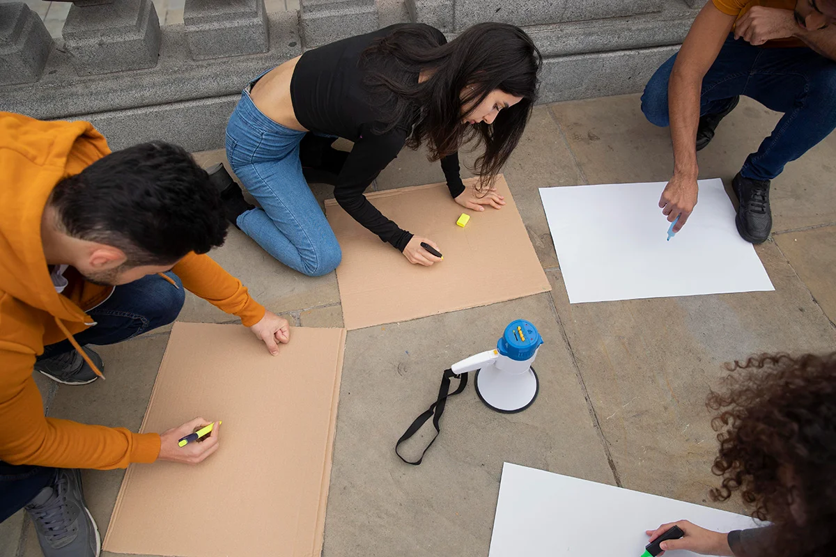 Jovenes haciendo pintando carteles en Grupos Terapéuticos en Espiral Centros Terapéuticos